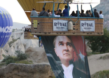 Kapadokya'da sıcak hava balonları 19 Mayıs için havalandı