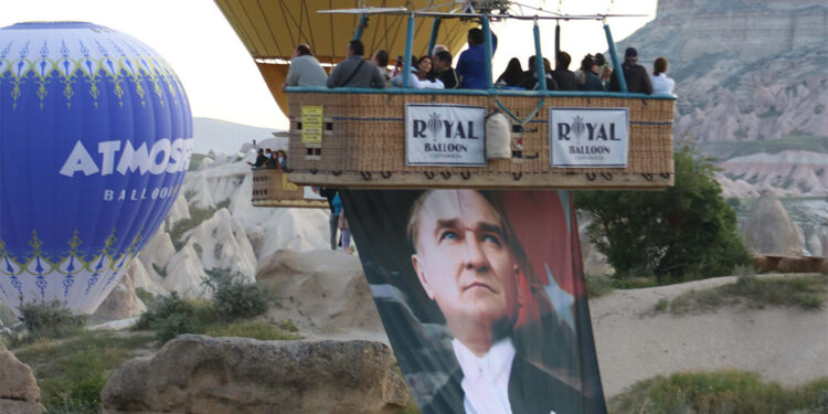 Kapadokya'da sıcak hava balonları 19 Mayıs için havalandı