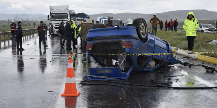 Karşı şeride geçen otomobil, araca çarptı: 1 ölü, 4 yaralı