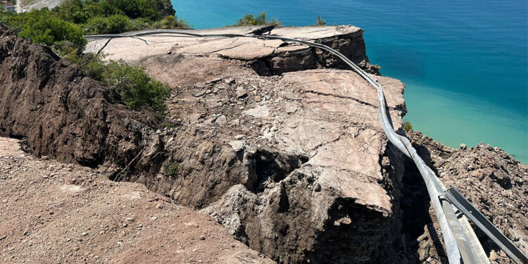 Kastamonu'da heyelan; Cide-İnebolu yolu ulaşıma kapandı