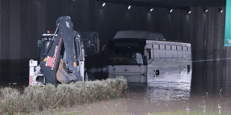 Kayseri'de sağanak; alt geçitler su doldu