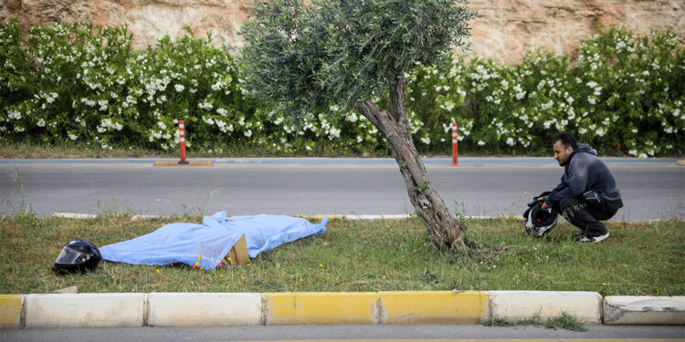 Kazada ölen arkadaşının cansız bedeninin başından ayrılmadı