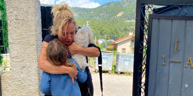 Kızını babasıyla görüşe 43 dakika geç götüren anne cezaevinden çıktı