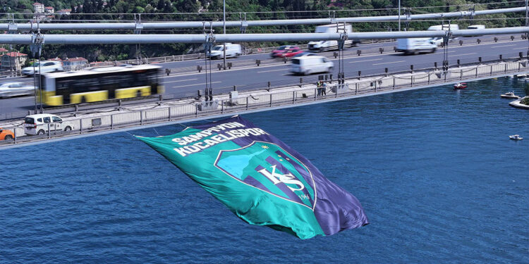 Kocaelispor'un dev bayrağı İstanbul Boğazı’nda dalgalandı