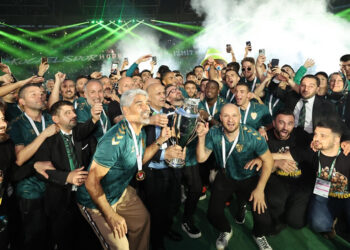 Kocaelispor şampiyonluk kupasını kaldırdı