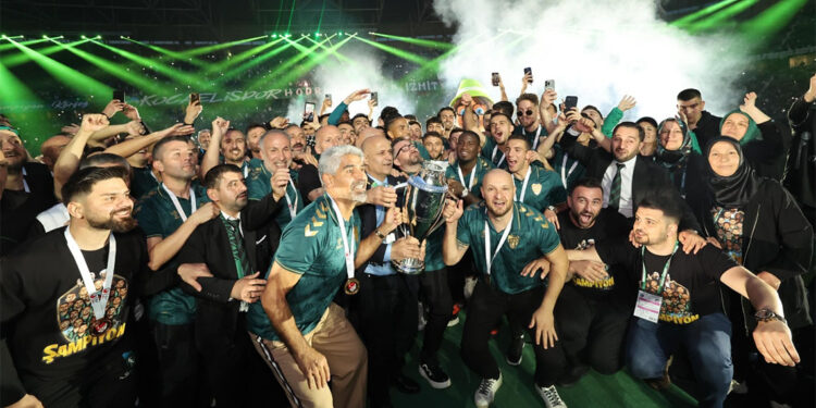 Kocaelispor şampiyonluk kupasını kaldırdı
