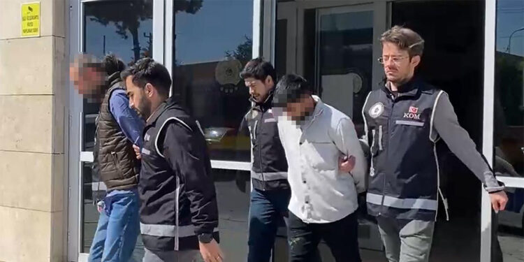 Telefon dolandırıcıları, 2 milyon liralık altını almaya gelince suçüstü yakalandı 