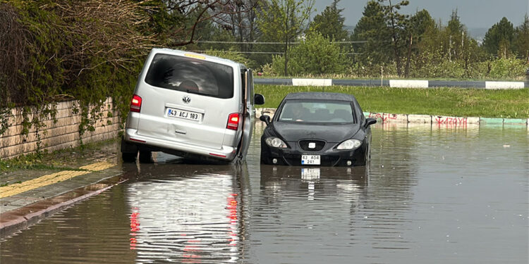 Kütahya'da sağanak yağış; cadde ve sokaklar suyla doldu