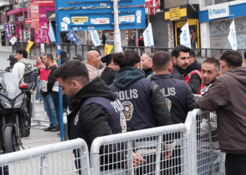 Kadıköy'de 1 Mayıs mitingi öncesi toplanmalar başladı