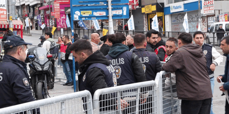Kadıköy'de 1 Mayıs mitingi öncesi toplanmalar başladı