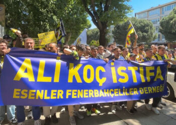 Kadıköy'de 'Büyük Fenerbahçe Yürüyüşü': Ali Koç istifa çağrıları
