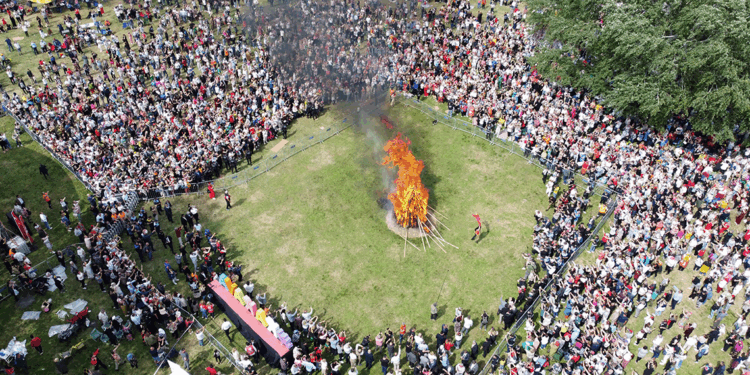 Kakava ateşi, binlerce kişinin katılımıyla yakıldı