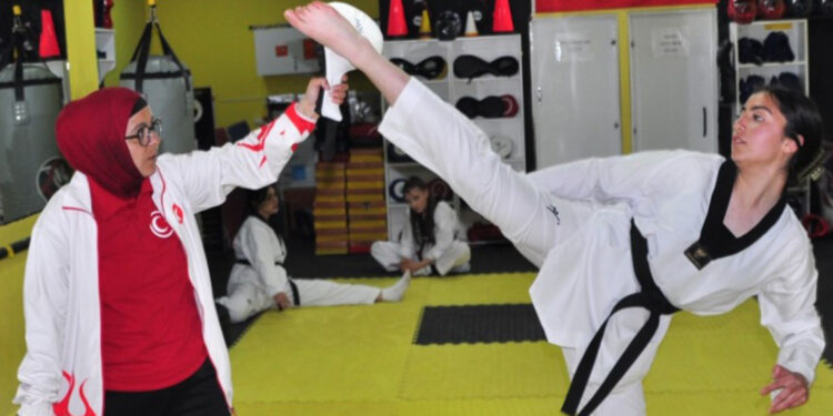 Kars'ta genç kızlar şiddete karşı tekvando öğreniyor