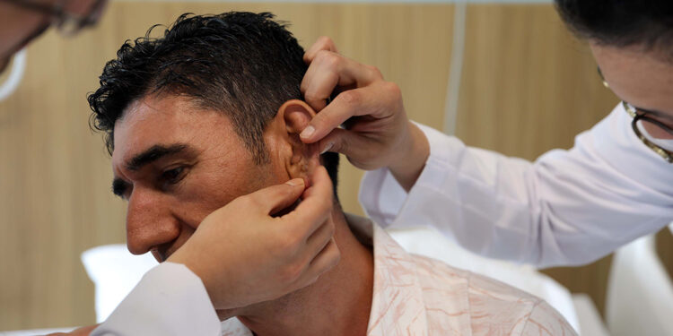 Kavgada ısırılıp koparılan kulak memesi yerine dikildi