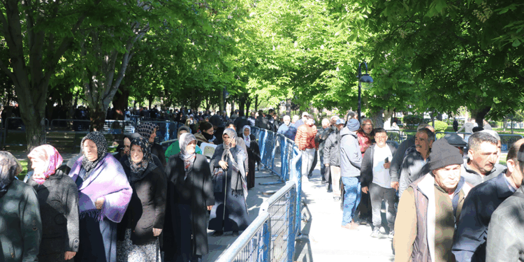 Kayseri'de domates fidesi dağıtımında kuyruk oluştu