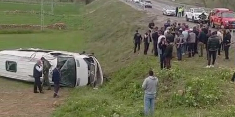 Kayseri'de öğrencileri taşıyan minibüs devrildi; 16 yaralı