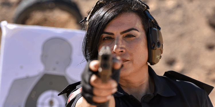 Komiser Nisa, hedefi 12'den vuruyor