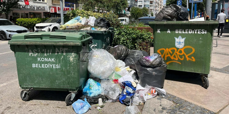 Konak'ta grev kararı sonrası sokaklarda çöp yığınları oluştu