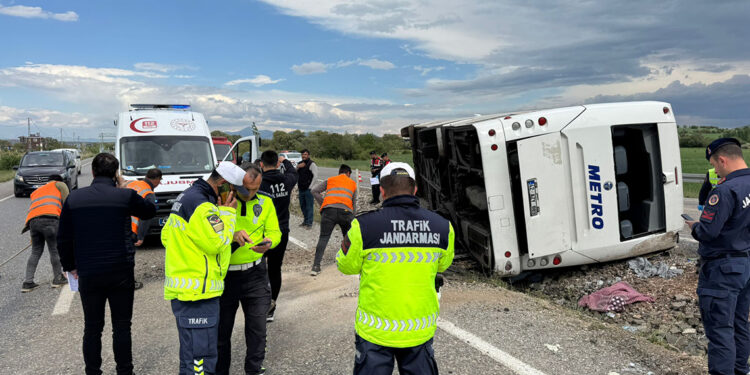 Konya'da yolcu otobüsü devrildi: 14 yaralı