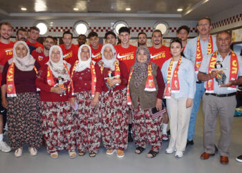 Kooperatif üyesi kadınlardan Kayserispor'a bez bebek hediyesi