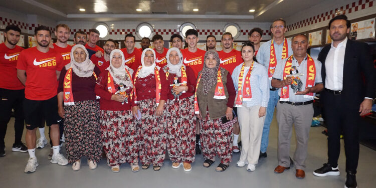 Kooperatif üyesi kadınlardan Kayserispor'a bez bebek hediyesi