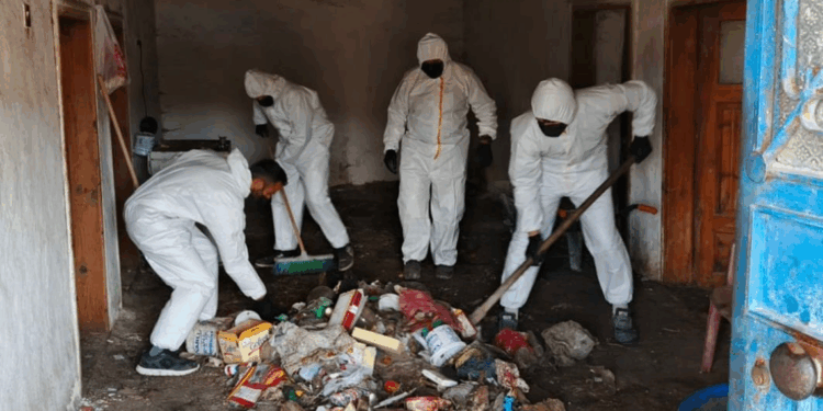 Kötü koku yayılan evden 1 kamyon dolusu çöp çıktı