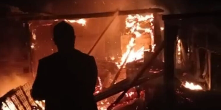 Köy fırını ile ardiyesi yangında kullanılamaz hale geldi