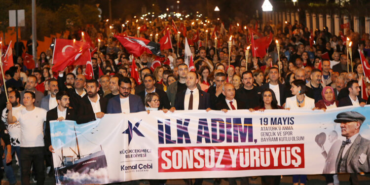 Küçükçekmece'de 19 Mayıs coşkusu