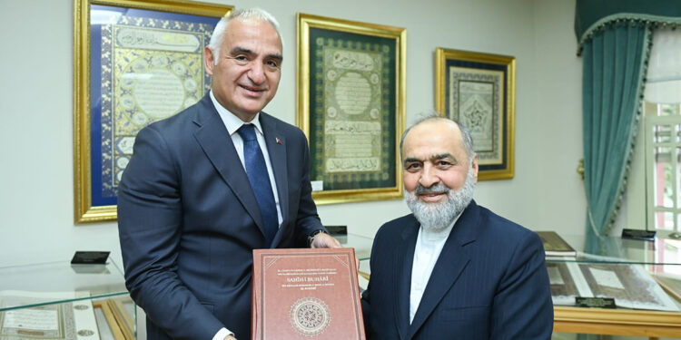 Kültür ve Turizm Bakanı Ersoy, İstanbul Mushafı'nı inceledi