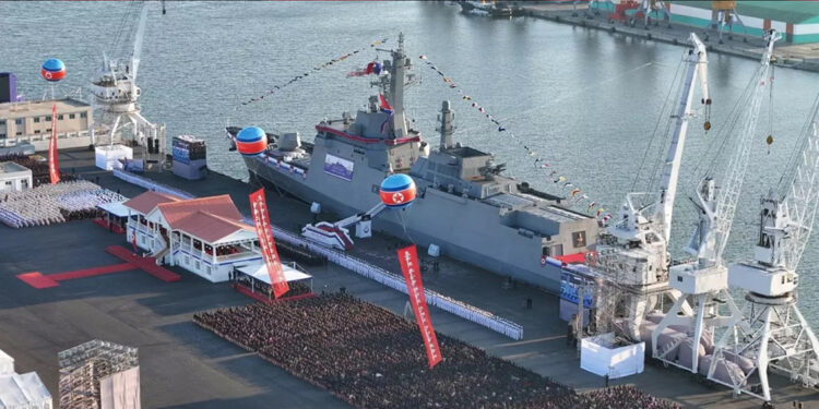 Kuzey Kore'de savaş gemisi suya indirilirken kızağından düştü