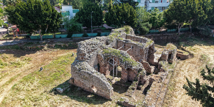 Lüks konutların arasında kalan tarihi Roma Hamamı, zamana direniyor
