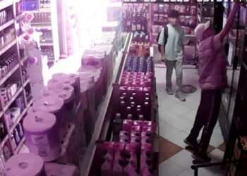 Market sahibini oyalayıp, içki çaldılar