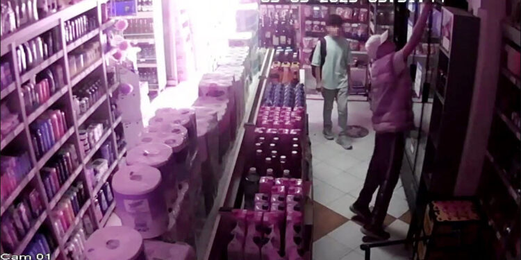 Market sahibini oyalayıp, içki çaldılar