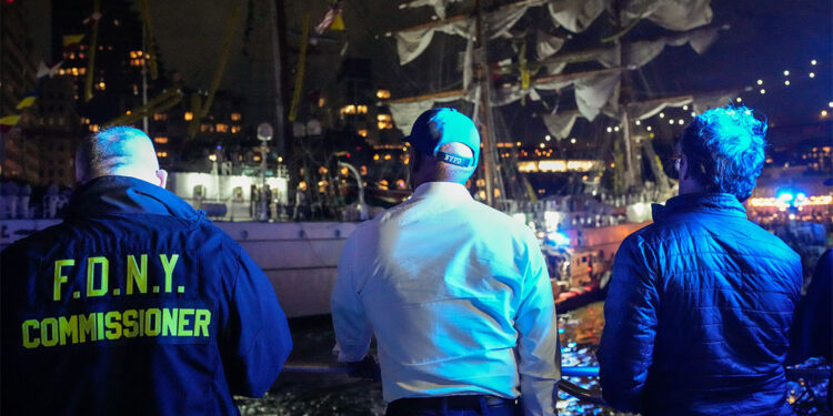 Meksika donanma gemisi Brooklyn Köprüsü'ne çarptı: 2 ölü