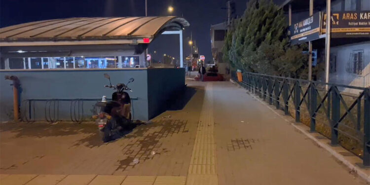 Bursa'da metro durağında bekleyenleri bıçakladı