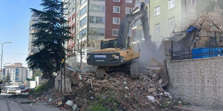 Yenimahalle'de metruk yapılara geçit yok