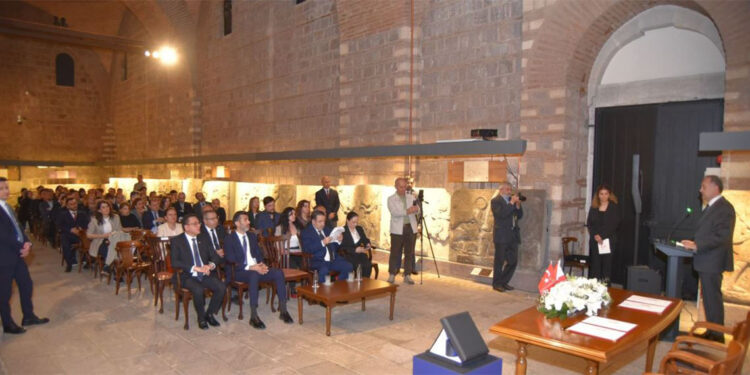 Moche kültürüne ait tarihi bir kolye Peru'ya iade edildi