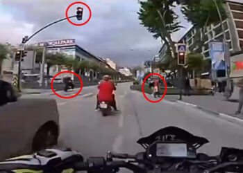2 sürücü motosikletlerinin ön tekerlerini kaldırıp süratle ilerledi