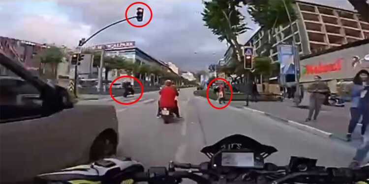 2 sürücü motosikletlerinin ön tekerlerini kaldırıp süratle ilerledi