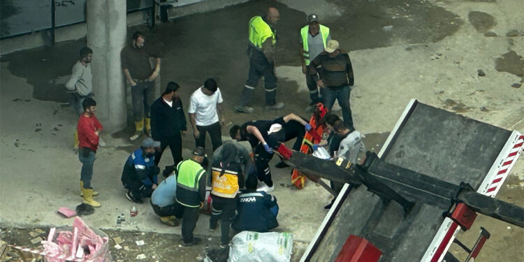 Mühürlenen inşaatta vinç devrildi; 3 yaralı