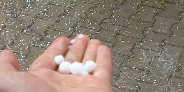 Malatya'da dolu ve sağanak etkili oldu