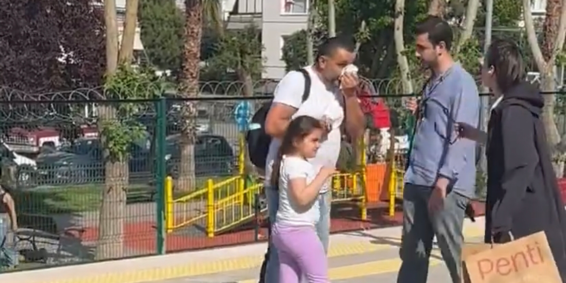 Marmaray’da çocuklarının yanında babaya yumruk