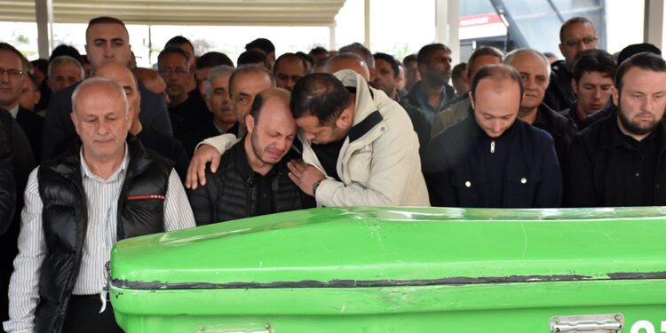 Metrobüs kazasında ölen Ebru, son yolculuğuna uğurlandı