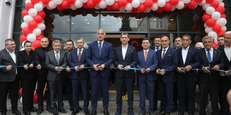 Metruk bina modern kütüphaneye dönüştü; açılışı Bakan Ersoy yaptı