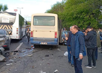 Minibüs, kırmızı ışıkta bekleyen araçlara çarptı: 14 yaralı