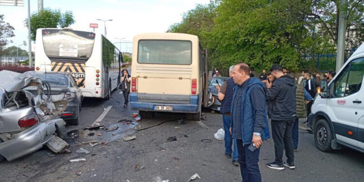 Minibüs, kırmızı ışıkta bekleyen araçlara çarptı: 14 yaralı