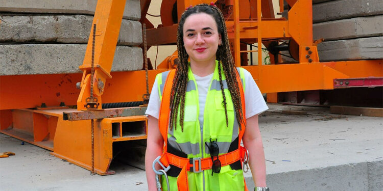 9 yıllık mühendislik kariyerinin ardından kule vinç operatörü oldu