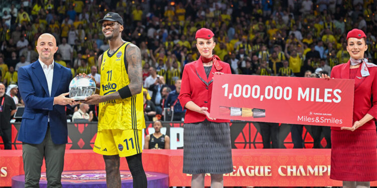 Nigel Hayes-Davis ve Khem Birch THY'den mil ödülü kazandı