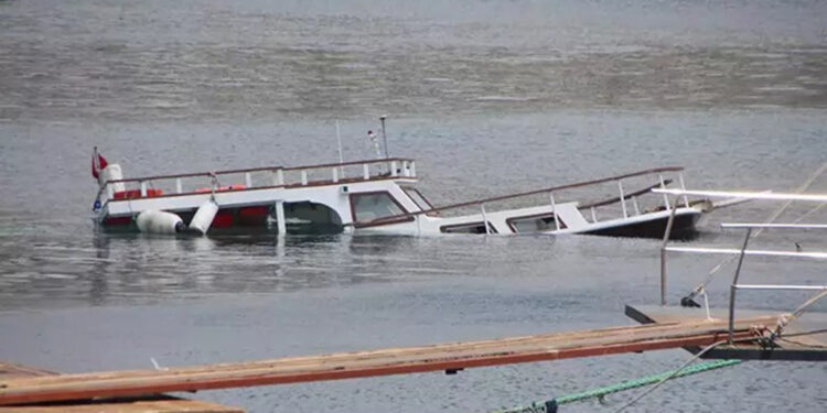 Nijerya'da yolcu teknesi battı: 37 ölü
