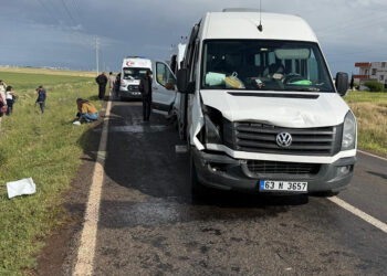 Öğretmenleri taşıyan 2 servis minibüsü çarpıştı; 28 yaralı